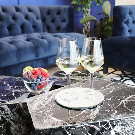Day&night Luxury Apartment, 2 Bedrooms, Terrace, Jacuzzi Outdoor, Parking * 的里雅斯特