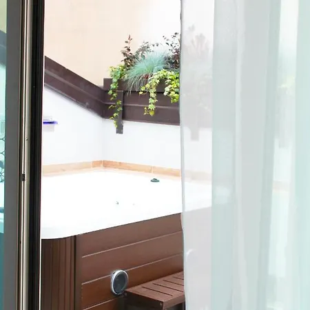 Day&night Luxury Apartment, 2 Bedrooms, Terrace, Jacuzzi Outdoor, Parking 的里雅斯特